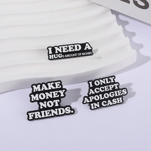 Lot de trois pin's émaillés noir et blanc avec des slogans humoristiques sur l'attitude