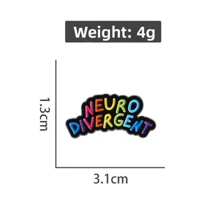 Dettaglio macro della spilla smaltata Neuro Divergent con dimensioni e peso misurati