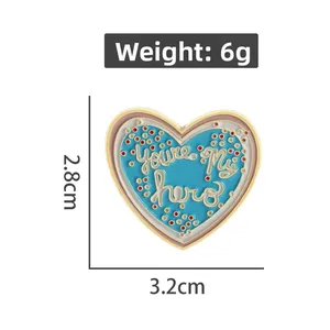 Détail du pin's cœur en émail bleu avec texte et mesure de dimension 3,2 cm sur blanc