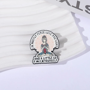 Emaille-Pin mit Yoga-Mädchen-Motiv, lustigem Spruch und Mandala auf weißem Hintergrund