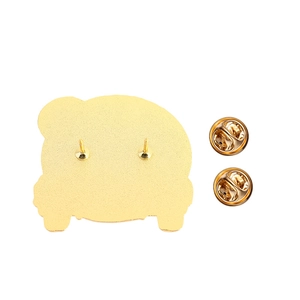 Detailansicht der Rückseite einer goldenen Autobrosche mit Pins und Schmetterlingsverschluss