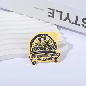 Retro-Auto-Emaille-Pin mit gefiederten Engelsflügeln auf minimalistischem Ständer