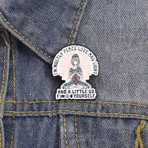 Detail der Yoga-Mädchen Emaille-Anstecknadel mit Humor-Zitat an blauem Denim-Jackenkragen