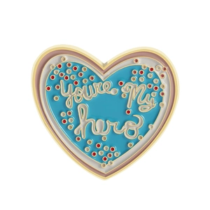 Broche cœur en émail bleu avec l'inscription You're My Hero et pois rouges