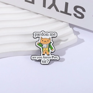 Broche chat cartoon en costume de gentleman vert avec design musical Aaron Purr