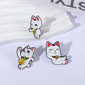 Lot de trois pin's en émail chat porte-bonheur rigolo avec poses originales et pièces d'or