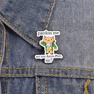 Broche en émail chat gentleman avec texte Pardon Me sur une veste en denim