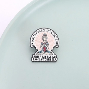 Yoga-Mädchen Emaille-Anstecknadel mit Mandala und Motivationsspruch auf blauem Grund