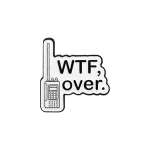 Pin's en émail talkie-walkie avec texte 'WTF, over.' sur fond blanc pour accessoires