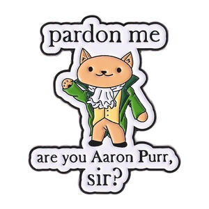 Cartoon-Katze Emaille-Anstecknadel im grünen Anzug mit Pardon Me Text-Design-Motiv