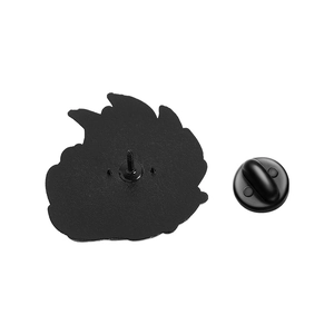 Detailansicht der Rückseite des schwarzen Metall-Pins mit Stecker und Gummikappe