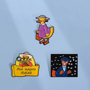 Vintage Cartoon Duck Detective Enamel Brooch Pin Zinc Alloy Animal Badge For Clothing Bag Hat Decoration Gift Women Men