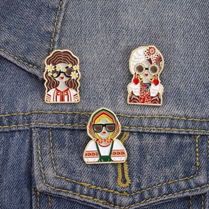 Lot de trois broches en émail style russe avec filles à lunettes sur veste en jean