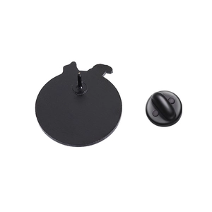 Détail de l'épingle en métal et de l'attache en caoutchouc noir pour badges