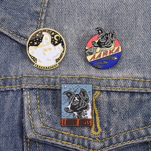 Lot de broches émaillées vintage Laika Space Dog sur une veste en jean bleue
