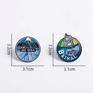 Broches en émail du lac Baïkal avec paysage de montagne et phoque pour voyageurs