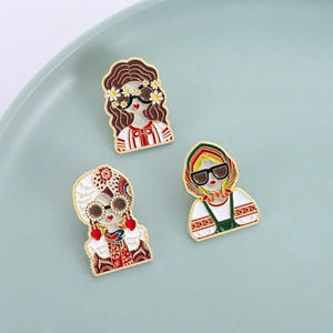 Badges en émail représentant des filles russes en costumes traditionnels sur un plateau