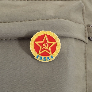 Macro-detail van USSR-embleem met hamer en sikkel op een kaki canvas rugzak