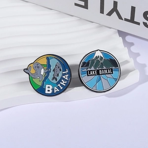 Pins de voyage Lac Baïkal avec paysages de montagne et motifs de phoque bleus