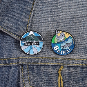 Pins émaillés créatifs du lac Baïkal avec montagnes et phoques sur veste en jean
