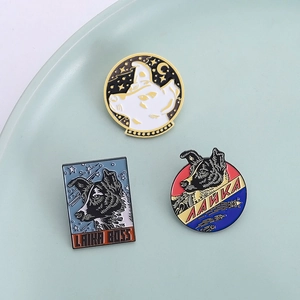 Set de broches émaillées chien Laika astronaute avec motifs ciel étoilé et cosmique