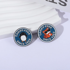 Lot de pins émaillés pingouin et panda roux avec lettrage TARIFF-FREE sur socle