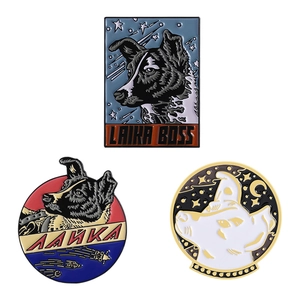 Lot de trois pin's émaillés du chien spatial soviétique Laïka avec badges vintage