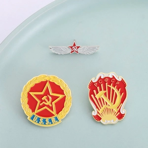 Lot de trois badges soviétiques de l'URSS avec faucille sur une assiette décorative verte