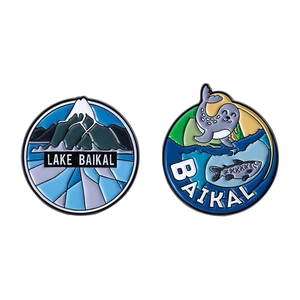 Broches en émail Lac Baïkal avec montagnes enneigées et phoques sur badge en métal
