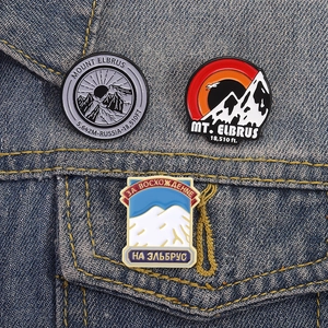 Lot de trois pin's émaillés Mont Elbrus sur denim bleu, badges de voyage montagne