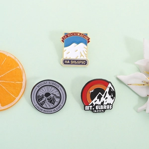 Ensemble de broches émaillées du mont Elbrus pour randonnée sur fond vert rafraîchissant