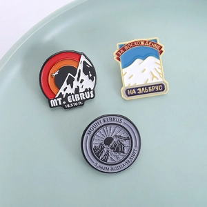 Lot de 3 badges de randonnée du Mont Elbrus avec paysages de montagne et boussole