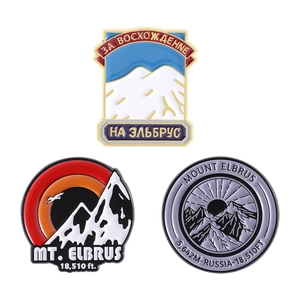 Lot de trois broches en émail du Mont Elbrus avec paysages de montagnes enneigées