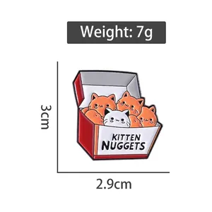 Spilla in smalto con gattini nuggets in una scatola rossa, dimensione di 3 cm