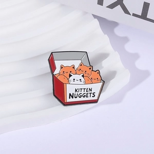 Spilla in smalto Kitten Nuggets con graziose teste di gatto in scatola bianca e rossa