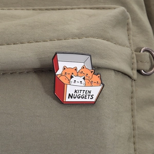 Dettaglio della spilla smaltata Kitten Nuggets con gatti carini su borsa di tela