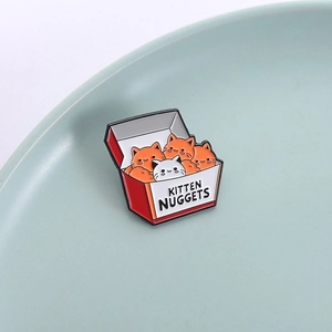Pin's émaillé mignon nuggets de chat avec motifs de chats dans une boîte rouge