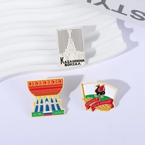 Lot de 3 broches en émail aux motifs des monuments de Kazan Russie sur support blanc