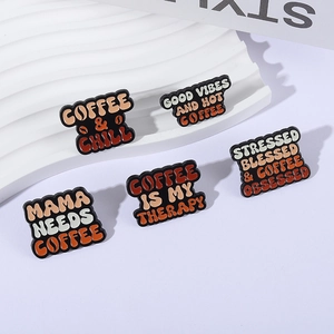 Set de broches de esmalte tema café en tonos naranja con eslóganes de moda