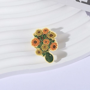 Künstlerische Sonnenblumen-Emaille-Brosche mit gelben Blüten auf weißem Displayständer