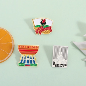 Trois pin's en émail des monuments de Kazan avec drapeaux sur un fond vert frais et net