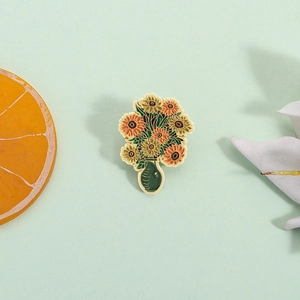Exquisite Sonnenblumen Emaille Brosche mit gelben Blütenblättern auf grünem Grund