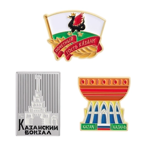 Lot de trois pin's émaillés des monuments de Kazan en Russie avec drapeau et insigne