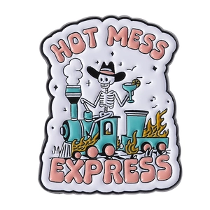Καρφίτσα σμάλτου Hot Mess Express με νεκροκεφαλή και τρένο σε λευκό φόντο
