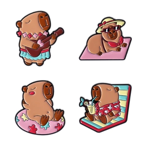 Set di 4 spillette in smalto Capybara con simpatiche scene di vacanze estive
