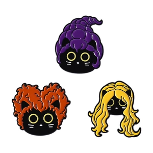 Lot de 3 broches chat noir en émail avec coiffures de sorcière sur fond blanc uni