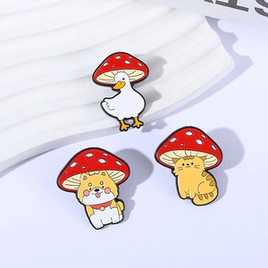 Set di 3 spille smaltate con animali e cappello a fungo, papera, shiba inu e gatto