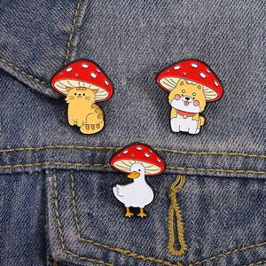 Set di spille smaltate carine con gatto, anatra e cane con cappello a fungo su jeans