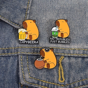 Set de pin's émaillés Capybara avec motifs Capybeera et thé aux perles sur jean