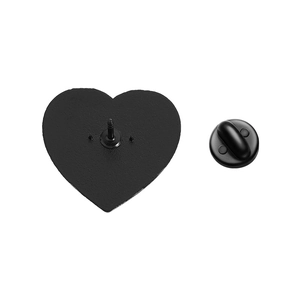 Vista posterior del pin metálico de corazón con cierre negro y acabado mate arenado